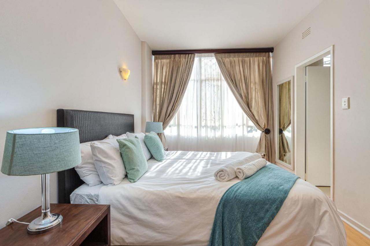 Apartment Rad - Illovo Mews 245 Oxford Road *